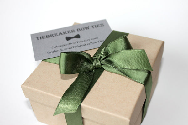 Pastel Green Floral Bow Tie